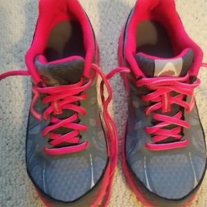 Girls New Balance Terrain Running Shoes SZ 2.5